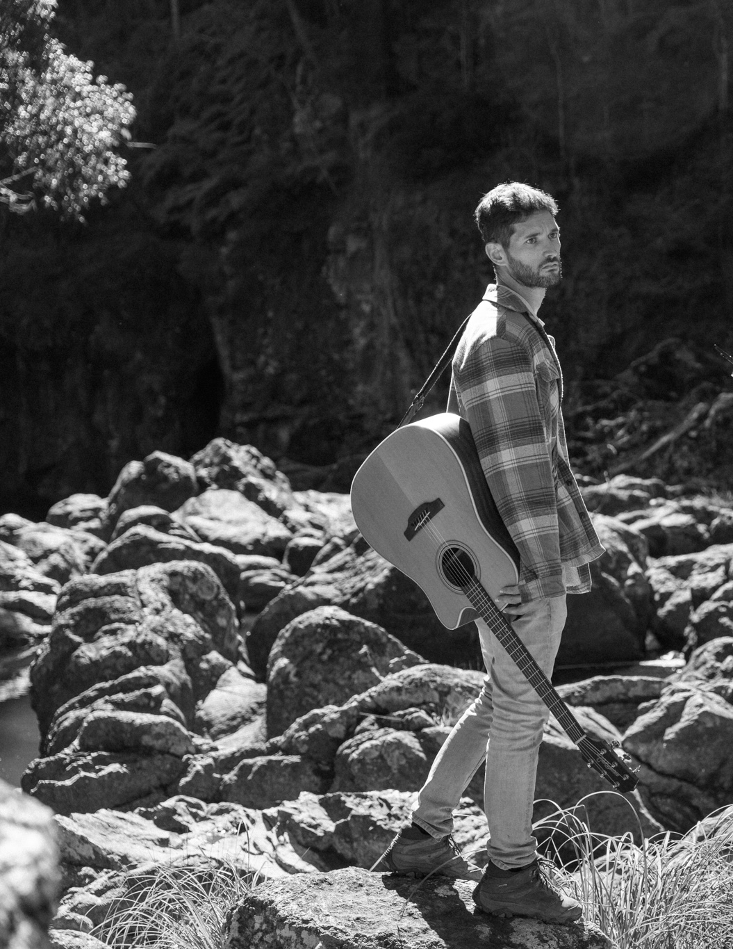 Quique con su guitarra junto al río